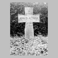 086-0096 Das Soldatengrab von Alfred Altrock, geb. 14.12.1925, gest. 16.01.1945.jpg